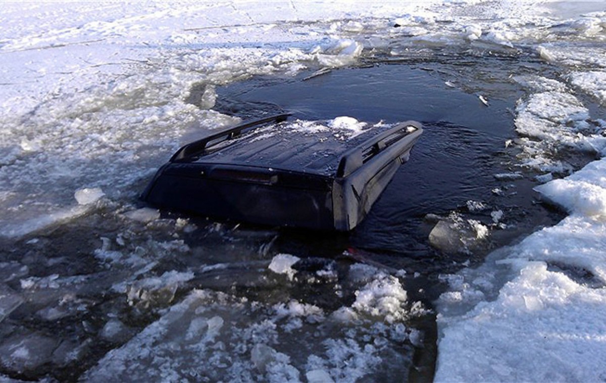 Топ-5 автомобилей, застрявших во льдах Байкала